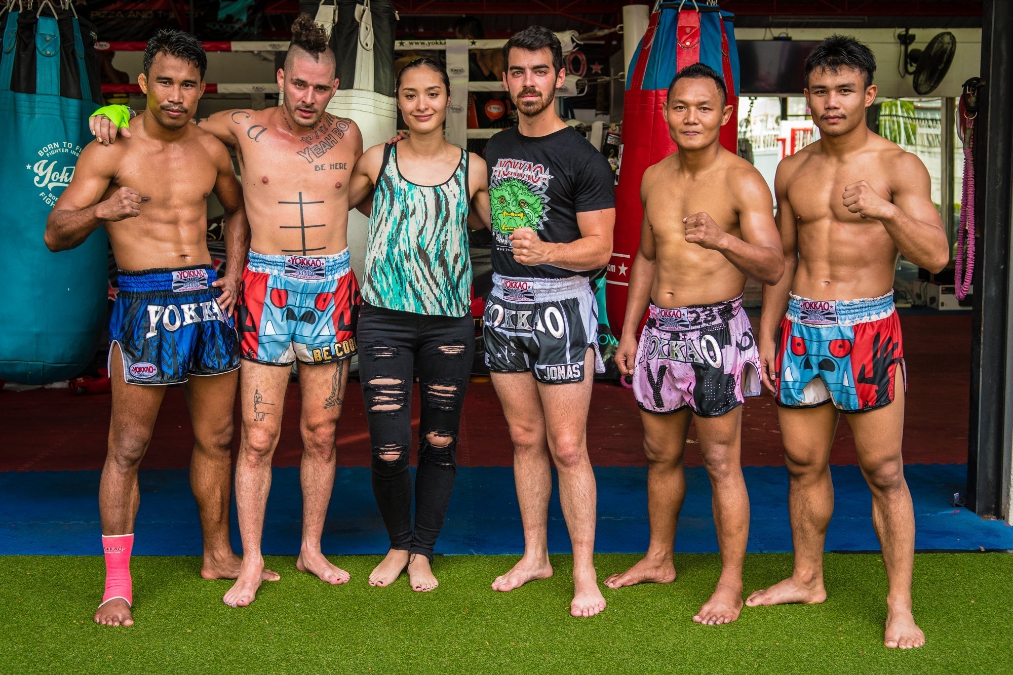 DNCE Joe Jonas and Cole Whittle meet YOKKAO Team in Bangkok!-YOKKAO