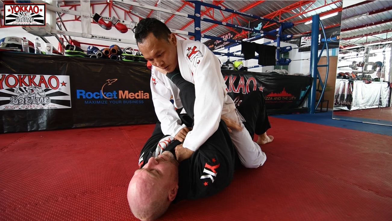 Saenchai trains Brazialian Jiu Jitsu in Bangkok!
